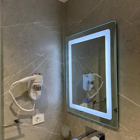 Adele Ξενοδοχείο Εξαμίλιο